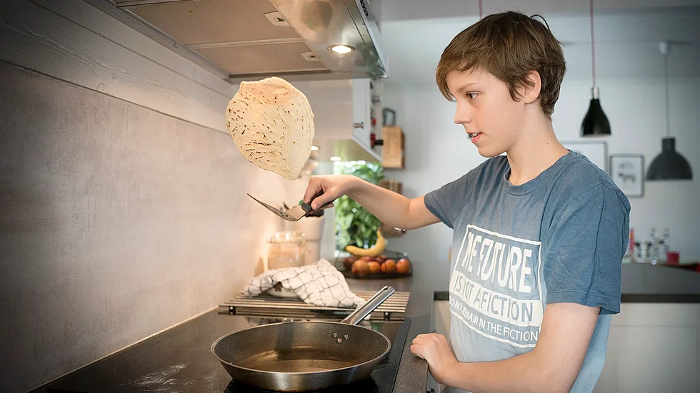 Hjälps åt. Veckomatsedeln är ett måste och utan planering hade det varit svårt, menar familjen Liuski Bergström. I dag är det Jonah som står vid spisen och steker tacobröd. Foto: Lars Eriksson.