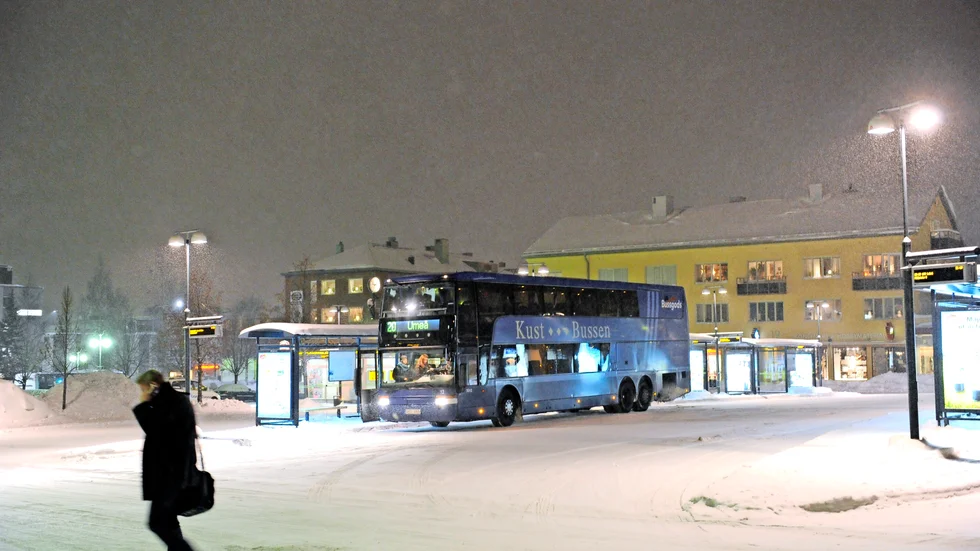 Kommer man hit mitt i natten får man stå ute och frysa i väntan på nästa buss.