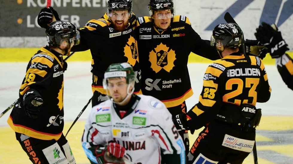 Nytt AIK-jubel i kväll? Ny seger och det är över för Frölunda, det tror Arvid Marklund. Skulle istället Frölunda vinna i kväll så har psykologin svängt över. Så små marginaler är det. Foto: Robert Granström/TT.