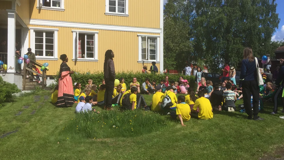 Efter paraden blev det sommarfest utanför Mötesplatsen. Foto: Privat.