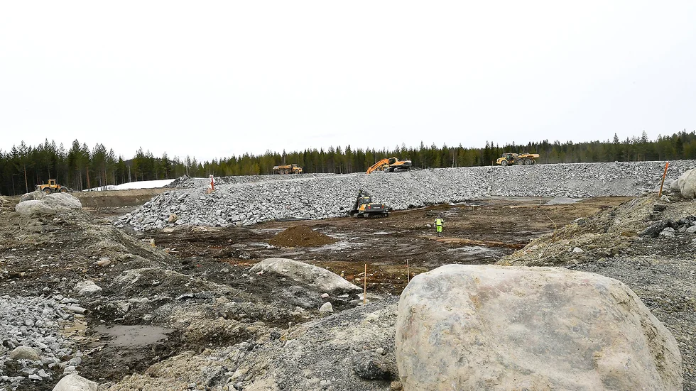 Stora hål bildas. Denna vybild visar de båda stora bassängerna dit sulfidjord ska fraktas för att slutligen täckas över med vatten. Foto: Jeanette Lövgren.