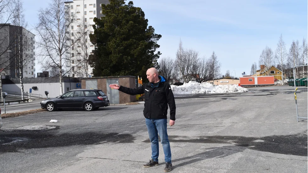 Kristoffer Hedenström, trafikplanerare på Skellefteå Buss, visar var regionbussarna ska stå i rader. Foto: Yvonne Rönngren.