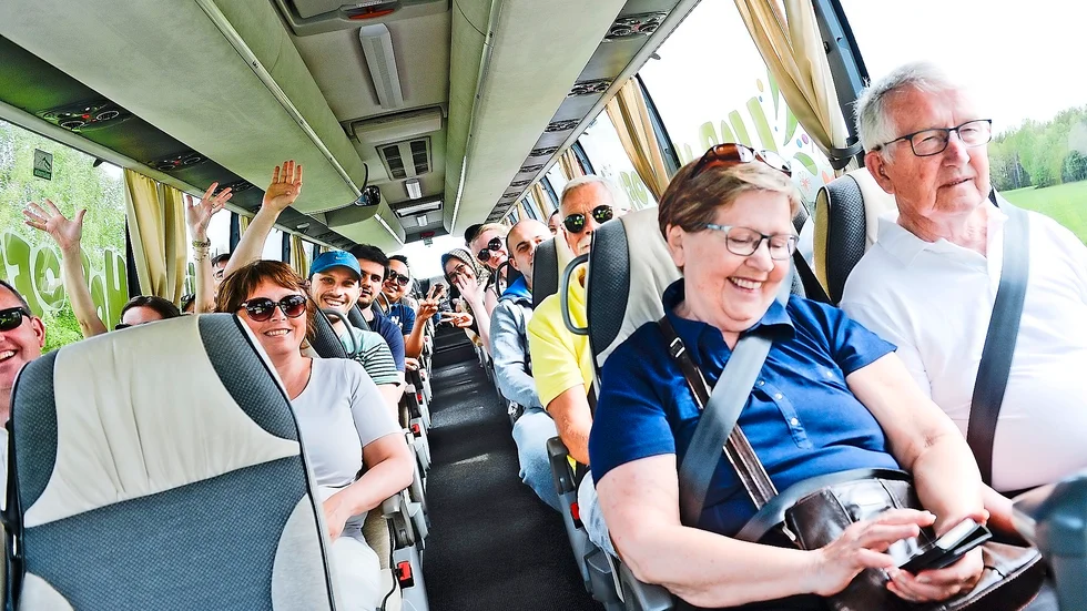 Många åkte med i Skellefteås kommuns gratisbuss ”Hop on hop off” som i dag rullade mellan stans olika utflyktsmål. Foto: Carina Kvist