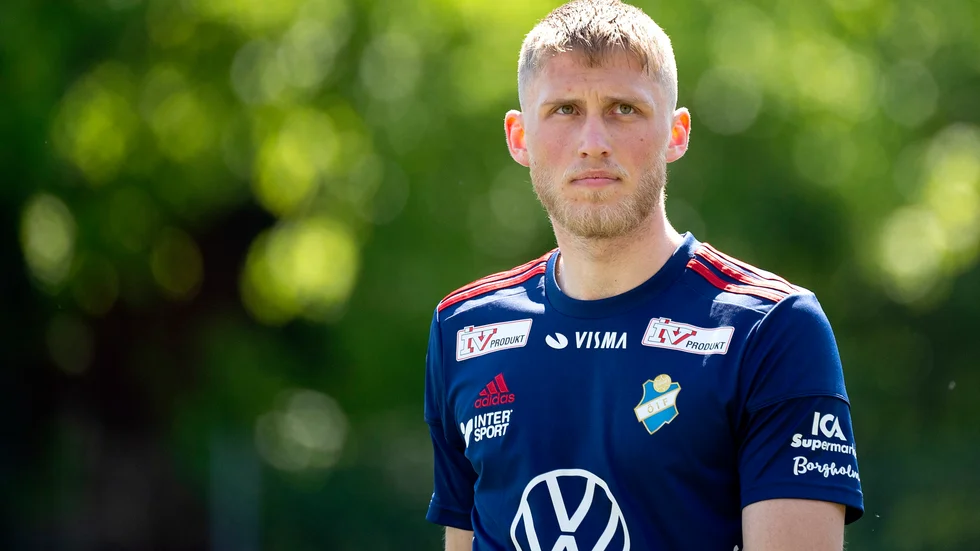 Emil Engqvist har en stark säsong bakom sig i Sandviken, vilken gjort att superettanklubbar följer honom.