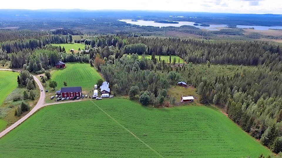 Flygbild. Som radioflygare kan man även passa på att fota, den här bilden över fältet och klubbstugan har Henrik Dalin tagit. Foto: Henrik Dalin.