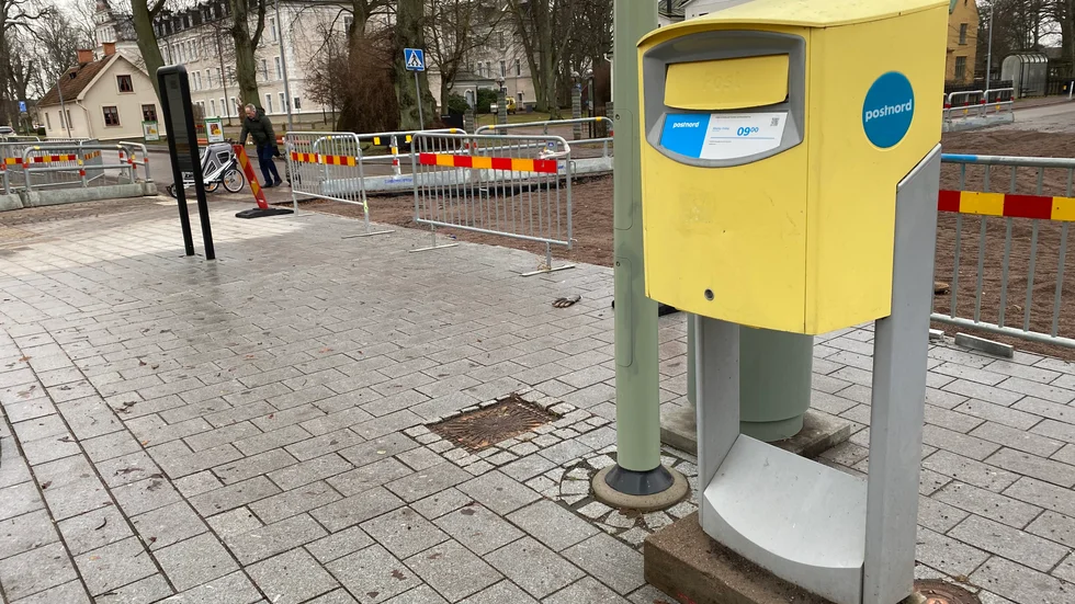 Brevlådan står nu framför arbetsplatsen vid Rådhustorget.