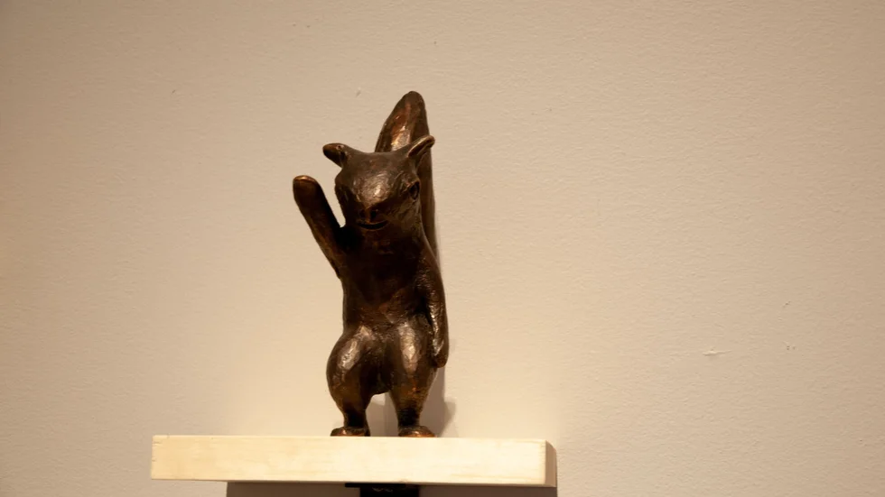 Bronsskulpturen "Heilande ekorre" som stals från Konsthallen är återfunnen. Den stod på ett köksbord hos en äldre dam på Örnäset som fått skulpturen i gåva.