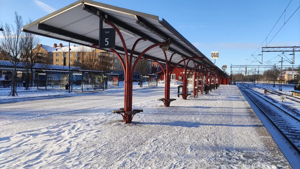 Camilla tycker att de som planerar att bygga ett hus på torget i Katrineholm ska ta inspiration från taken som finns på perrongen.