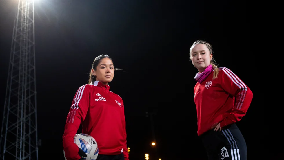 Snabba och bollsäkra beskriver sig både Linnea Haxholm Kratschmer och Hanna Didriksson som. Båda siktar de nu på att ta en plats i Boren till säsongen i division 1.