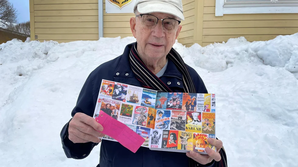 Lennart Öhman, lokalhistorieker i Arvidsjaur, är glad och nöjd att han efter två års tid kommit i mål med sin bok om biograferna i norr. "På uppslaget syns färglada bilder av filmer som var populära bland folket", säger han.