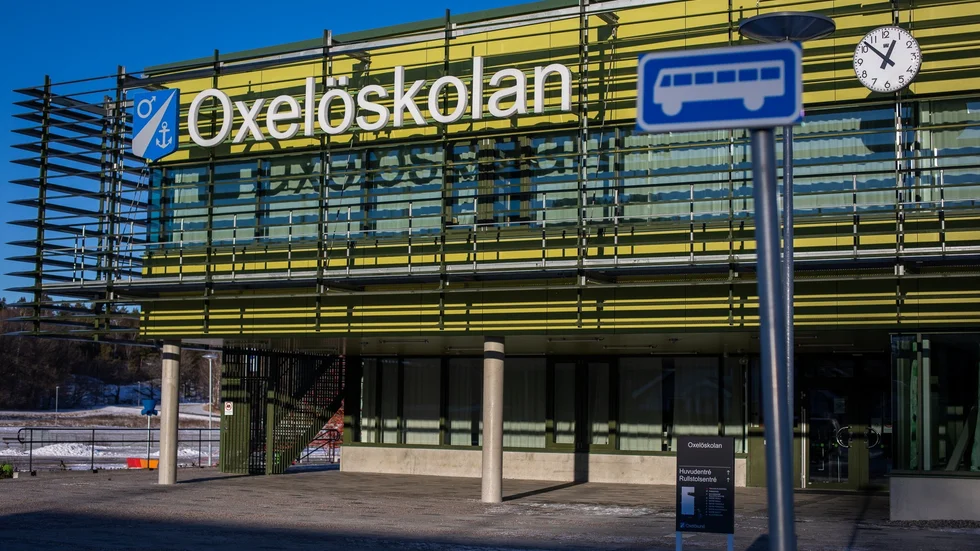 Oxelöskolan är fin, men skolsalarna räcker inte till.