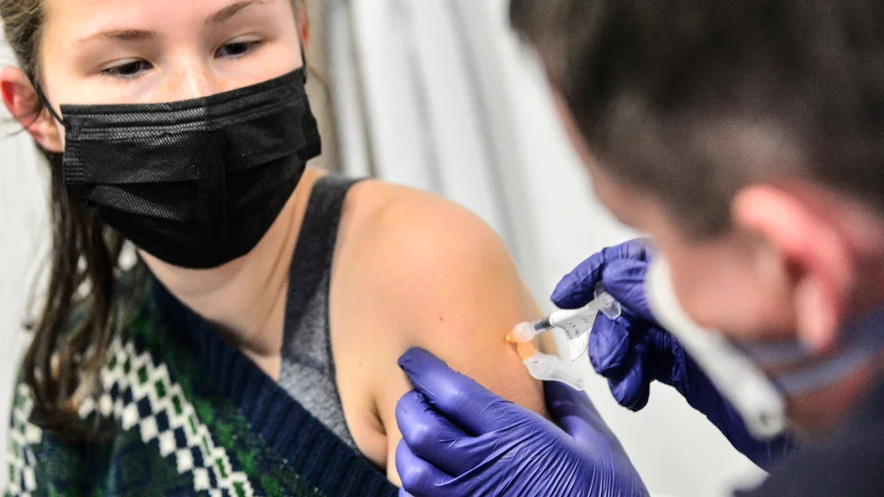 En tonåring i delstaten Vermont får sin tredje dos av Pfizer-Biontechs vaccin mot covid-19. Arkivbild.