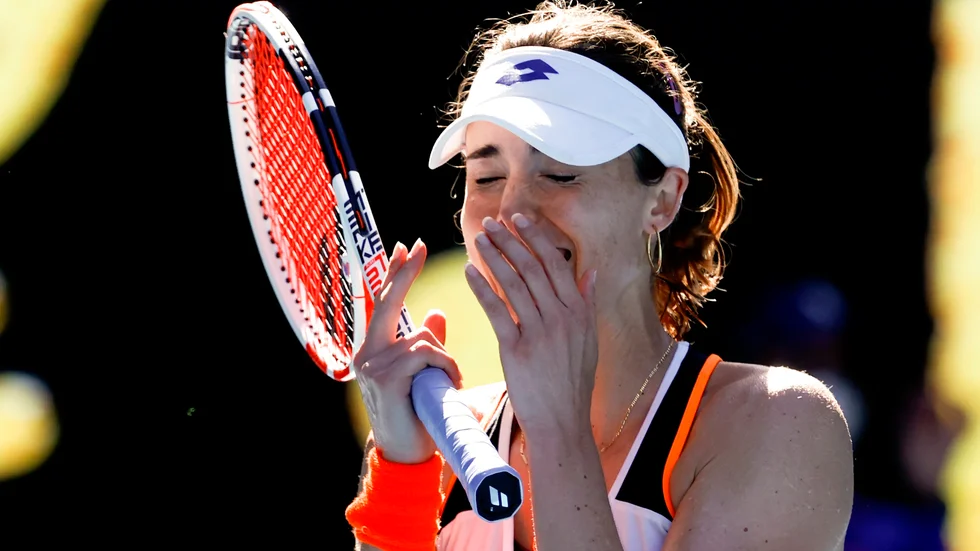 Alize Cornet i glädjetårar efter att ha nått kvartsfinal i Australian Open.