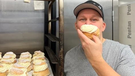 "När fettisdagen kommer så är det bara att se till att man är utvilad och på alerten", säger Nicklas Lind på Café condis och bageri i Luleå.
