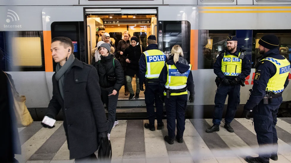 Polis och passkontrollanter på väg ombord för att kontrollera ett Öresundståg på station Hyllie i Malmö. Arkivfoto.
