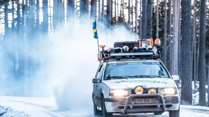 En av bilarna från Carbage Run som passerade Vingåker på sin resa mellan Nederländerna och polcirkeln i Sverige. 