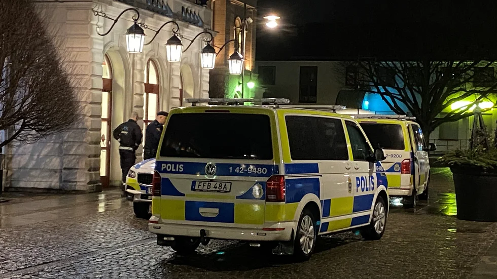 Flera polisbilar på plats vid resecentrum efter explosionen.