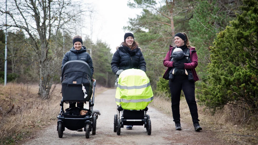 Mammagruppen i Hemse har en av sina promenader på elljusspåret, där Matilda Björnlund, Josefin Albers och Elina Douglasdotter kan prata om allt som berör den första omvälvande tiden som förälder.
