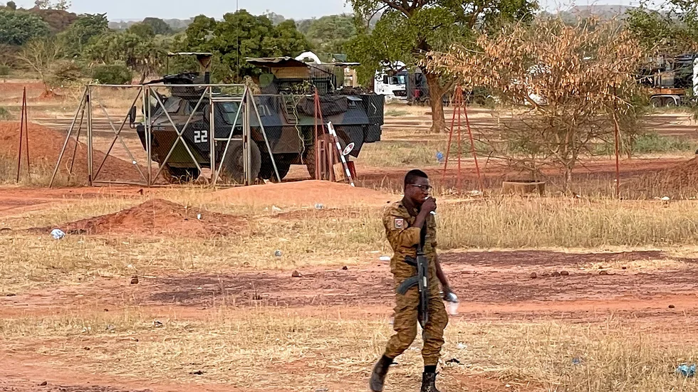 En burkinsk soldat går framför ett franskt militärfordon i Kaya, Burkina Faso, härom veckan. Arkivbild.