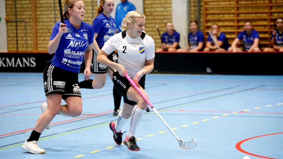 Evelina Widberg är på väg att rusa ifrån försvaret och sätta 8-1-målet.