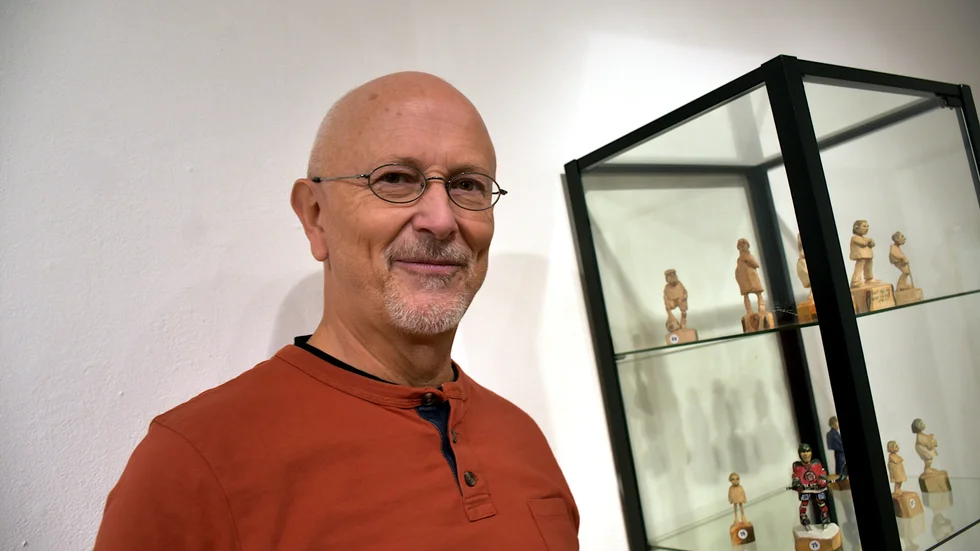 Nu har Peter Ekbäcks dröm gått i uppfyllelse. Hans utställning av trägubbar visas just nu Gällivare museum.
