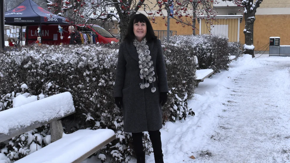 Gudrid Hansen, centrumsamordnare på Kisa handel och service,  berättar om projektet "Skänk en bänk". Bänkarna i på bilden ska bytas ut mot nya, som ska prydas med namn på personer som satt Kisa på kartan.