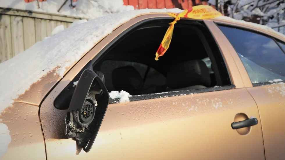 En av bilarna i södra Visby fick lyktor, sidobackspeglar och rutor inslagna under natten till söndagen.