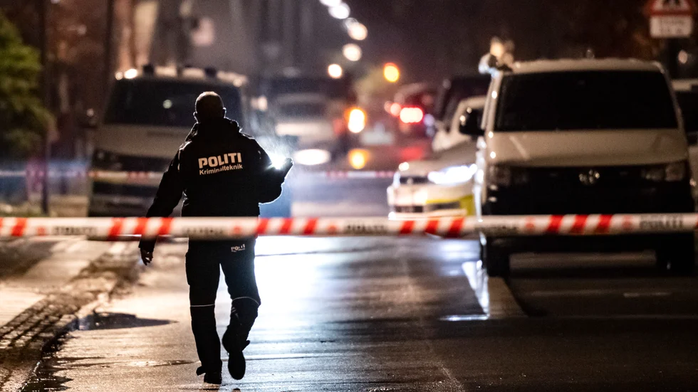 Polisens kriminaltekniker på plats under fredagskvällen efter mordet på en frisörsalong i västra Köpenhamn. Under lördagen inträffade ännu en skjutning i staden.