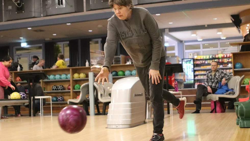 Ansatsen är kort men precsionen imponerande. Trots att Gunilla Lundgren bara har tio procents syn har hon ett personrekord på 200 poäng i bowling.