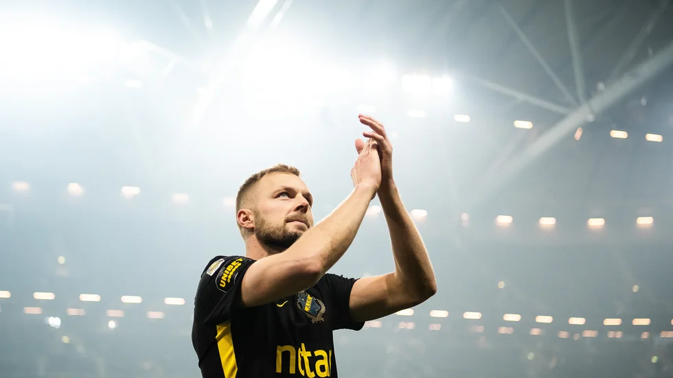 Sebastian Larsson tackade publiken efter avslutningsmatchen mot Sirius i lördags. Enligt uppgifter till Expressen blir dock Larsson kvar i AIK ytterligare en säsong.
