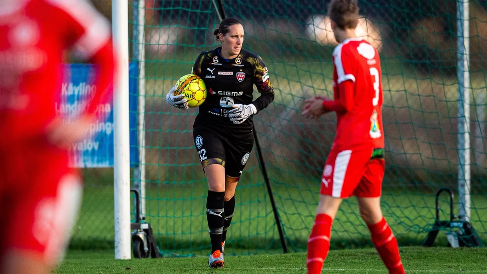 Meriterade Emma Lind spelade förra säsongen med Jitex i Elitettan men kan nu hamna i Eskilstuna. Enligt Uniteds tränare Fredrik Bernhardsson är hon inte avskriven.