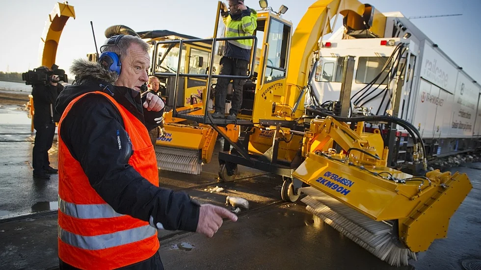 Railcares vd Ulf Marklund visar en maskin som tillverkas av Railcare. (Arkivbild: Lars Eriksson)
