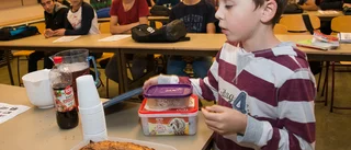 Alve, 8 år, bjöd flyktingklassen på eftermiddagsfika