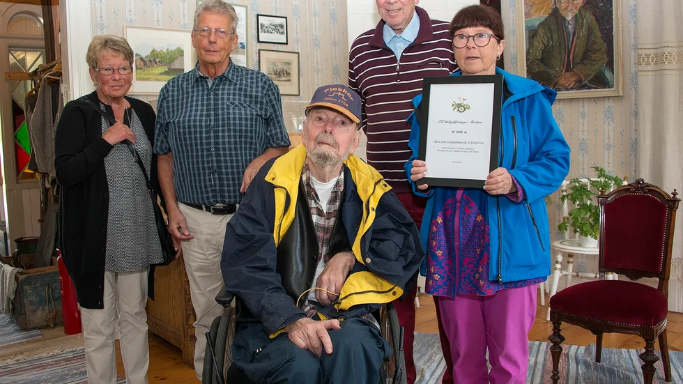 Tipsklubben IK Stjärnan delar med sig av sin vinst och överlämnade på lördagen 10 000 kronor till Arvidsjaurs hembygdsförening. Från vänster Ulla Olofsson, Staffan Nordin, Torbjörn Granberg, Erik Skarin och hembygdsföreningens ordförande Gudrun Wännman. Foto: Foto: GÖRAN WESTERLUND.