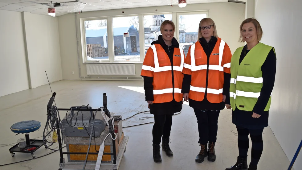Nöjda rektorer. Viktoria Israelsson Öhlund, Mobackenskolan, Hanna Birath, särskolan, Ulrika Widerlund, Sjungande Dalens skola, besöker renoveringen av sin blivande arbetsplats. Foto: Yvonne Rönngren.
