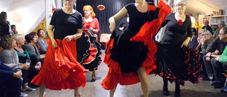 Dans i novembermörkret inleddes med flamenco och dansande trädgårdsarbetare