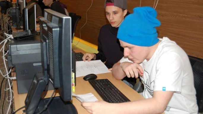 Lyckat jobb. Konrad Lindholm och Pontus Vikberg arbetar med att sätta upp ett litet kontorsnätverk. De tog hem förstaplatsen.