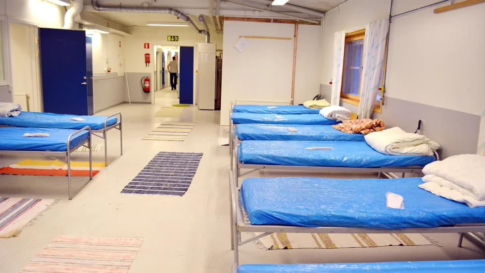 Bäddar. Sängarna har varit uppställda ett tag, nu kommer de till användning. Foto: Lennart Enkvist.