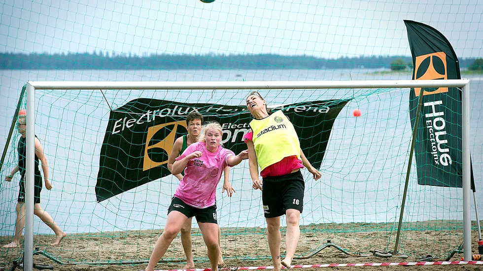 SOM FÖRR I TIDEN. Förre Sunnanåspelaren Malin Pettersson är fortfarande stark i luften och rensar framför Ulrika Brandt. Foto: Annika Eriksson.