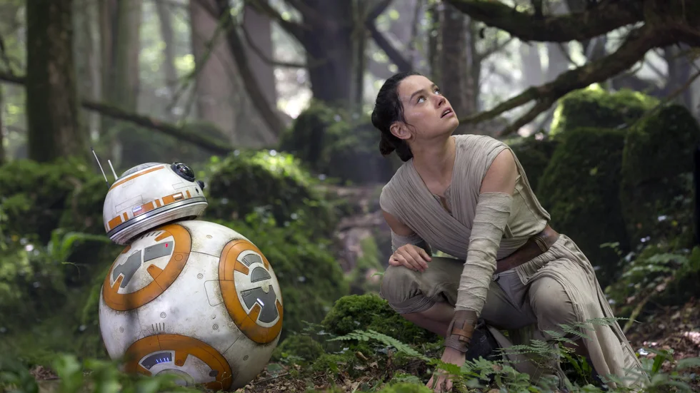 Trendbrytare. Daisy Ridley bryter ny mark i "Star wars"-sagan, som skrotletaren och piloten Rey i "The force awakens". Pressbild. Foto: Disney