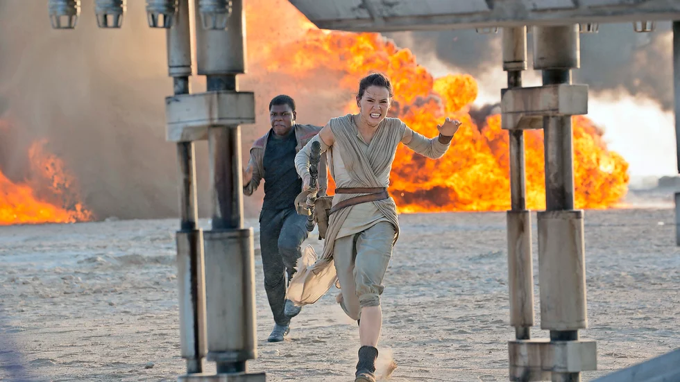 Daisy Ridley som Rey och John Boyega som Finn i "Star wars: The force awakens". Foto: David James/Disney/Lucasfilm via AP Foto: David James.