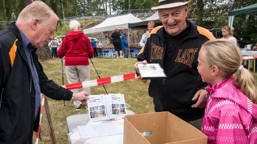 Slutsålt. DVD:n med tidningsklipp från Hällestadsabygden 1926–1971 sålde slut direkt konstaterar Gösta Kronvall i hembygdsföreningen med barnbarnet Agnes Karmeroth i Åby.