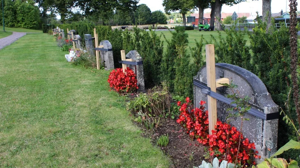 Förebygger olyckor. Det har skett flera incidenter i landet med gravstenar som vält. "Vi gör det här för att det ska vara säkert för alla att vistas på kyrkogården", säger Fredrik Jonsson, kyrkogårdschef.
