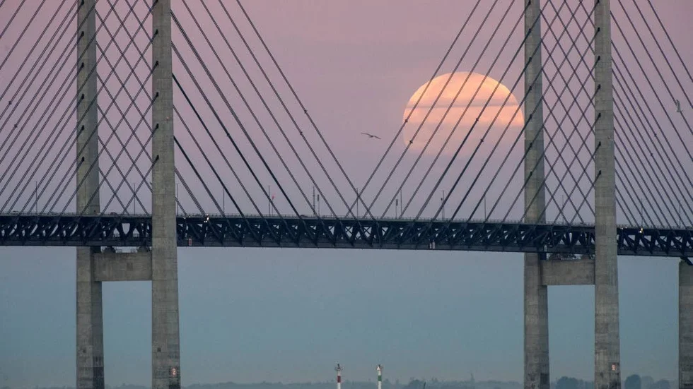 Superblodmånen går ned bakom Öresundsbron. Den här syntes 2015. På måndag morgon kan du se den igen - den sista till 2025.