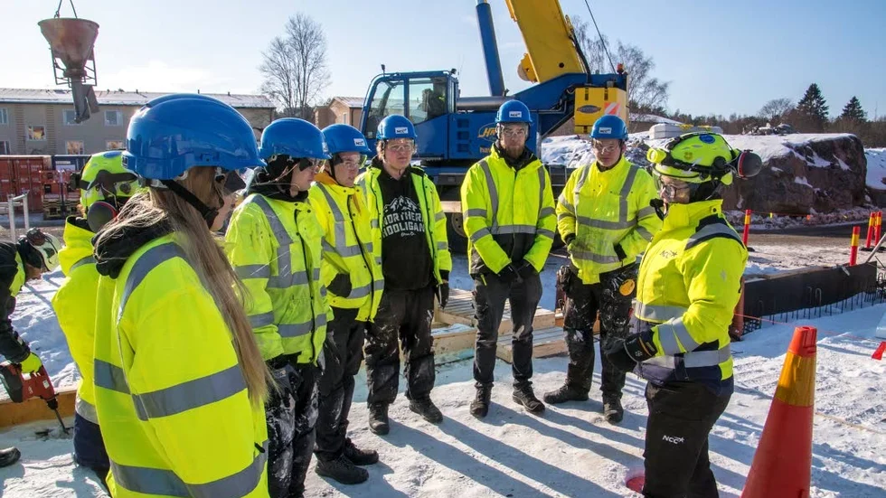 Guidade. Amanda Gustavsson berättar om byggarbetsplatsen för Bergskaeleverna.