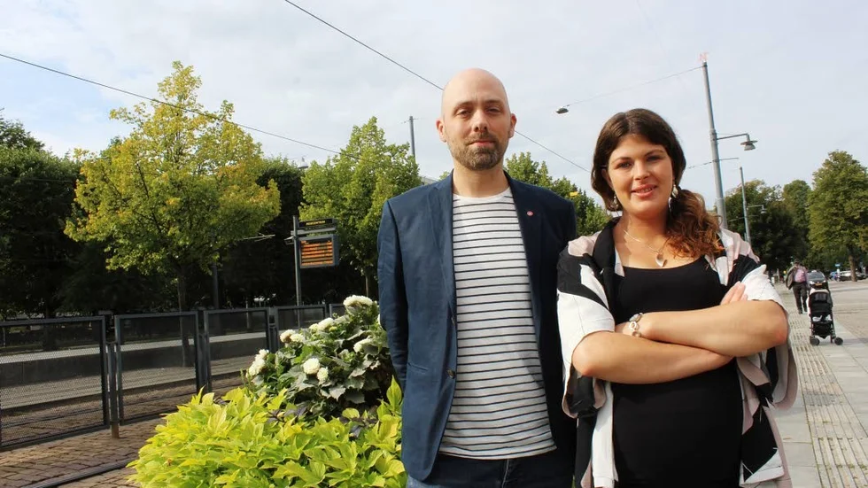 Vänsterpartiet vill öka satsningarna på kollektivtrafiken i länet. "Det vill vi både för klimatet och östgötarnas skull" säger Nicklas Lundström och Deniz Butros.