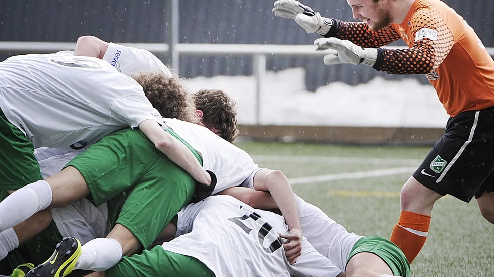 Morön vinner med 3-2 mot Robertsfors, efter en dramatisk avslutning på matchen. Foto: Lars Eriksson
