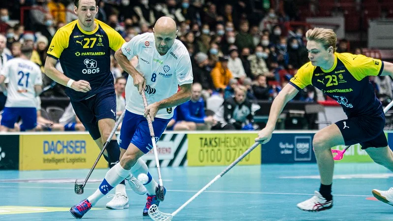 Robin Nilsberth (t vänster) mot Finland i VM 2021