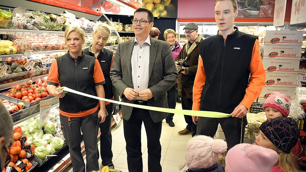 Marielle Olofsson, Anette Nilsson, Tomas Johansson, vd Coop Nord, och butikschefen Magnus Nordström står redo för invigningen. Foto: Leif Andersson