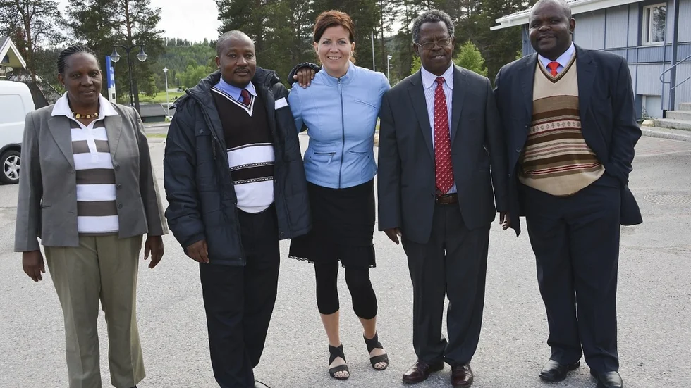 Ester Mbatian, vice kommunchef, Oscar Humbe, kommunchef, Stina Johansson, projektledare, Clement Zablon Kwayu, fullmäktiges ordförande, och Novatus Makunga, Hai district commissioner. Foto: GÖRAN WESTERLUND